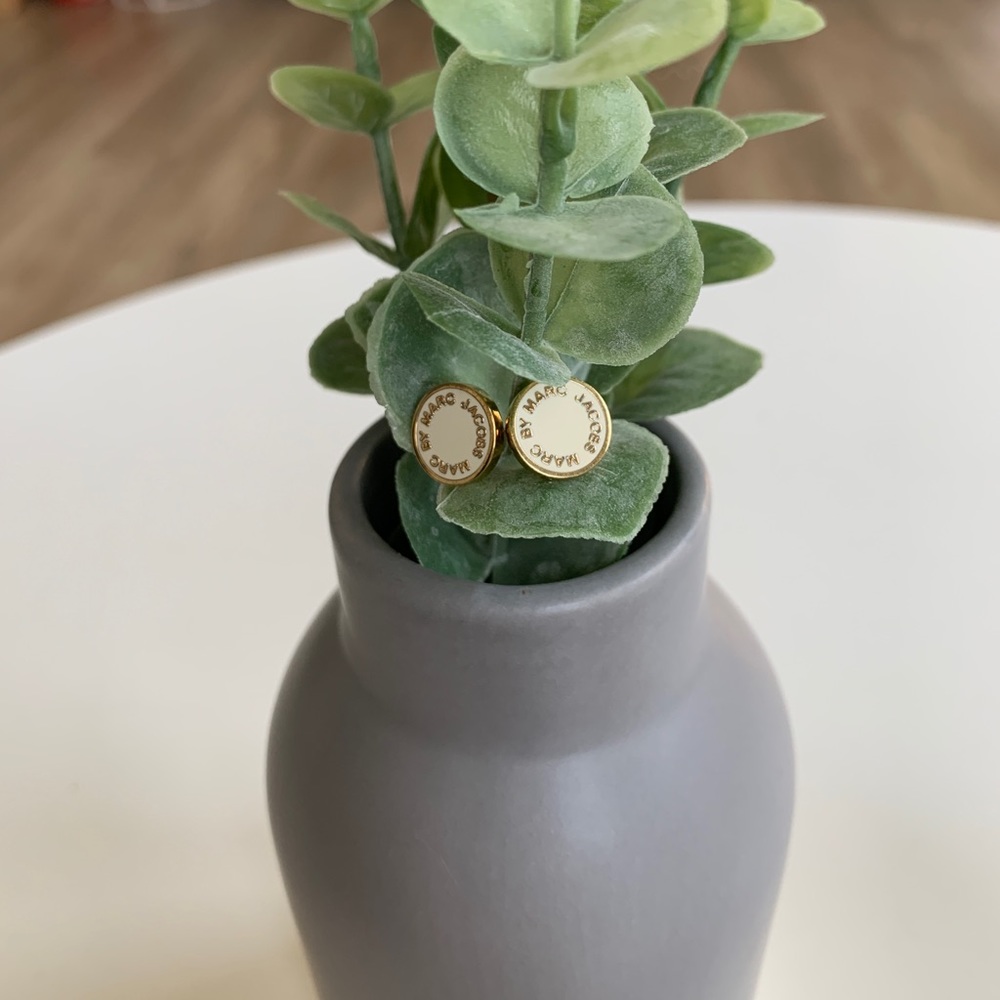 Marc Jacobs logo disc stud earrings (cream)